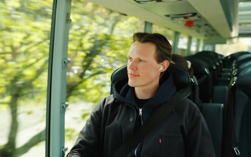 Student ombord inne i en buss fra NOR-WAY