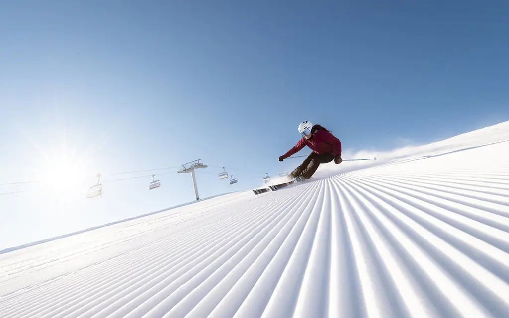 Skikjører på vei ned alpinbakken